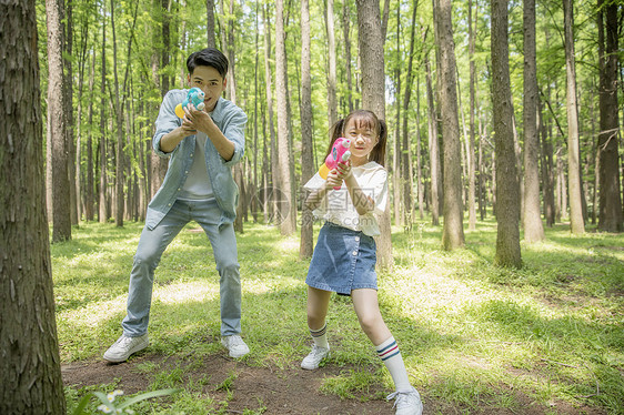 一家人在森林公园打水枪图片