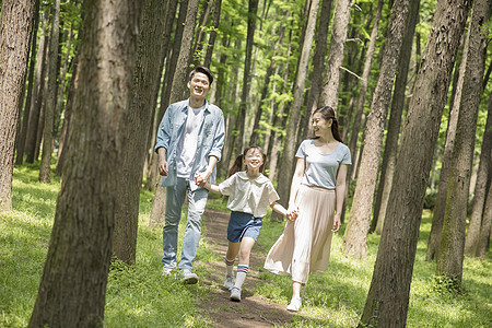 六一儿童节一家人在森林里散步图片