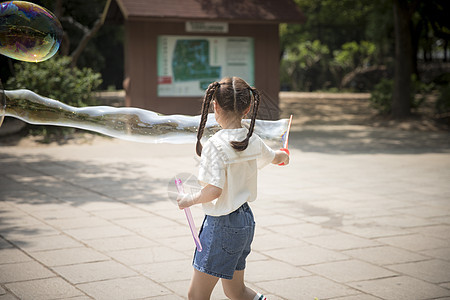 六一儿童节小女孩玩泡泡图片