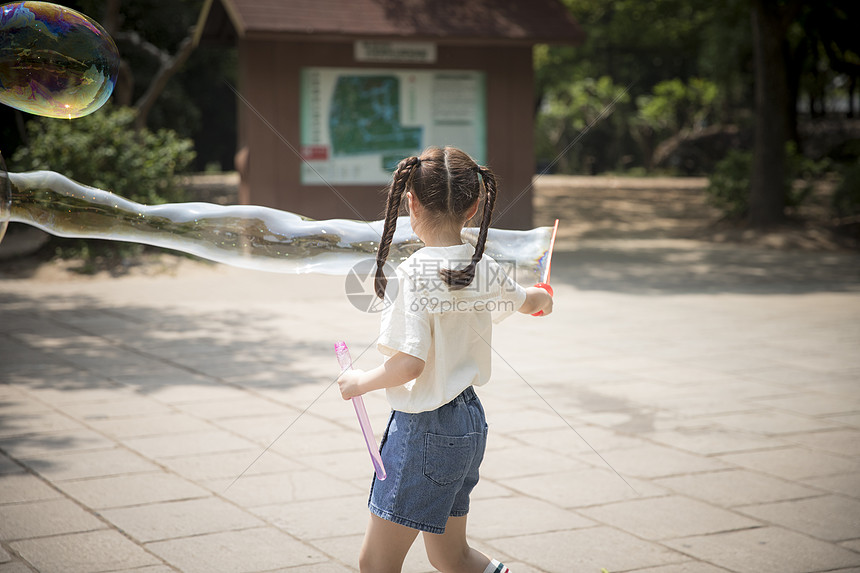 六一儿童节小女孩玩泡泡图片