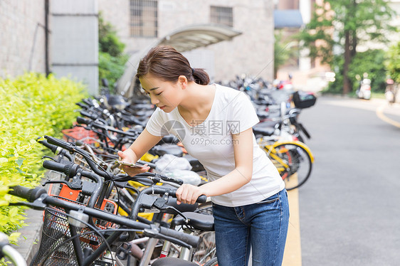 青春大学生扫码共享单车图片