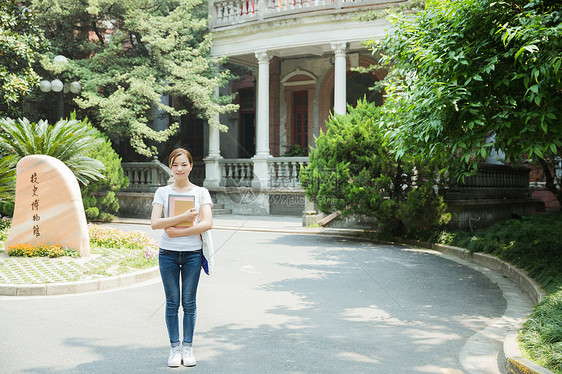 青春大学生抱着书本图片