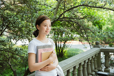 青春大学生抱着书本图片