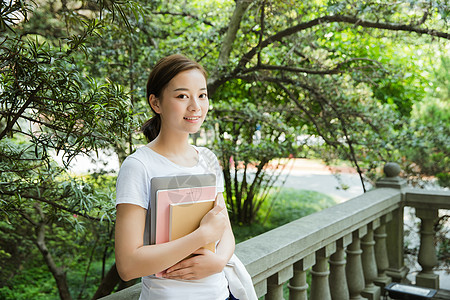 青春大学生抱着书本高清图片