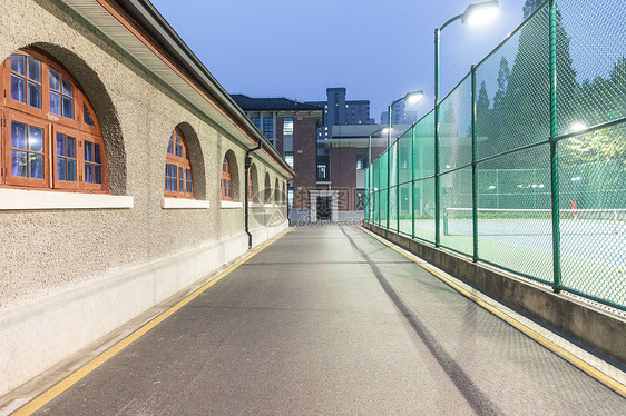 交通大学夜晚的路图片