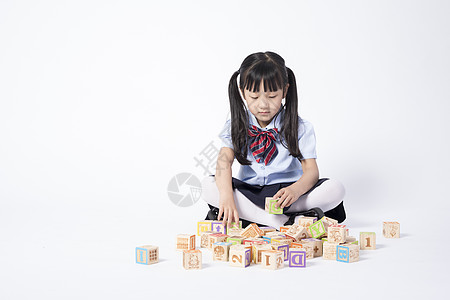 玩积木的小女孩背景图片