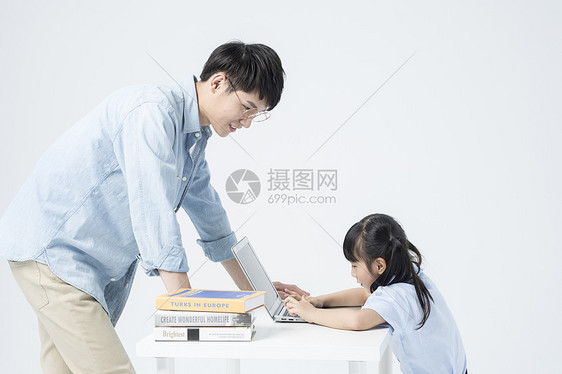 老师和学生一起学习图片