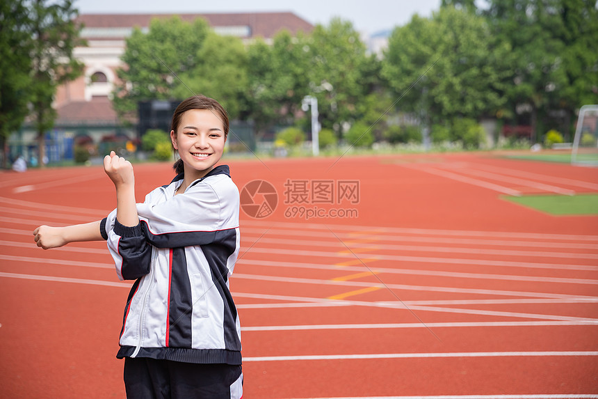 高中生在操场运动热身图片