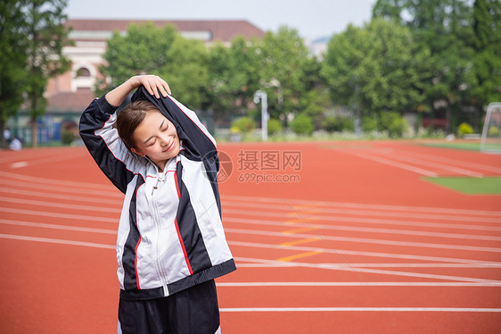 高中生在操场运动热身图片