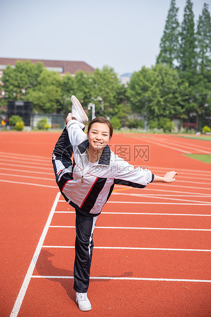 高中生在操场运动热身图片