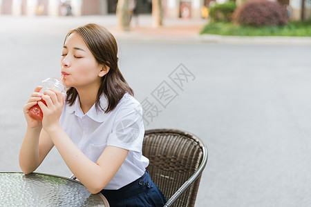 校园写真青春女孩喝饮料图片