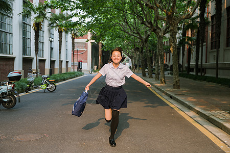 校园写真夕阳下奔跑的女生图片