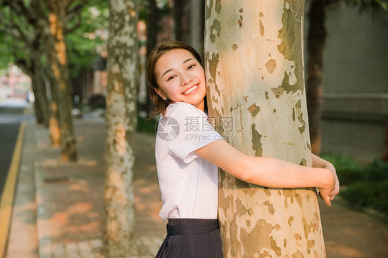 校园写真夕阳下可爱的女生图片