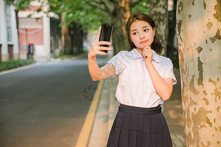 校园写真夕阳下可爱的女生图片