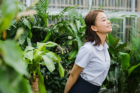 校园写真花园内可爱的女生背景图片