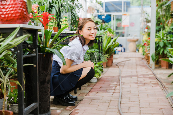 校园写真花园内可爱的女生图片