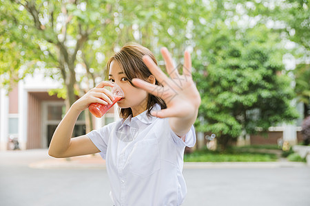 个人述职校园写真青春女孩喝饮料背景