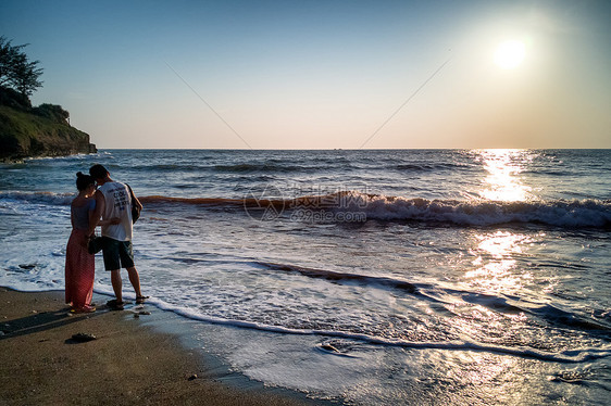 涠洲岛海滩欣赏日落的情侣图片
