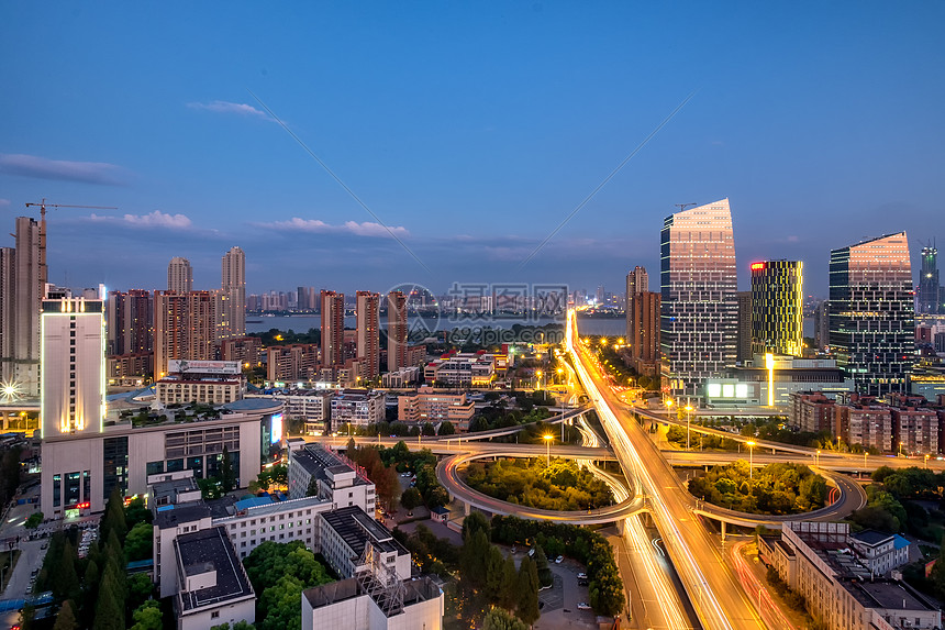 黄昏的武汉长江二桥夜景图片