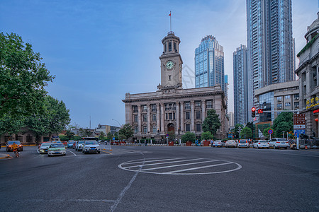 城市地标建筑旁的道路高清图片