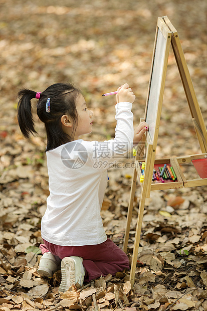 女孩在学习画画图片