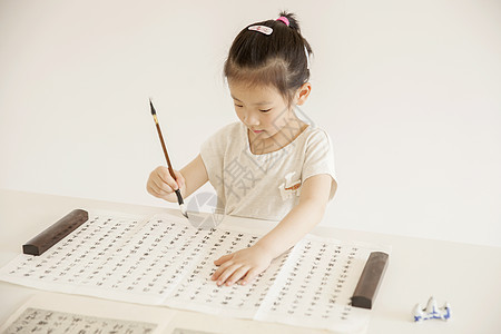 女孩在练习书法图片