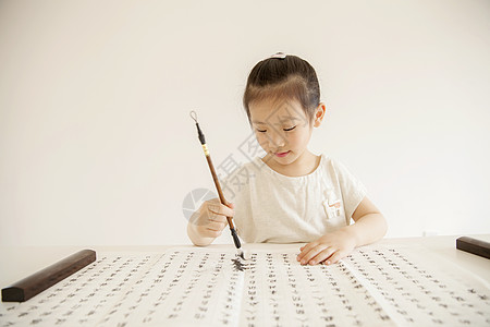 女孩在学习书法图片