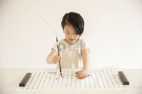 女孩在学习书法图片