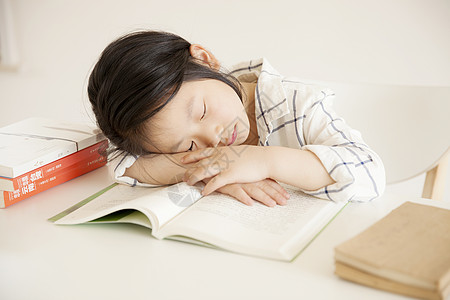 阅读时女孩在学习时睡着了背景