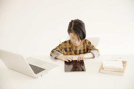 女孩在学习电脑图片