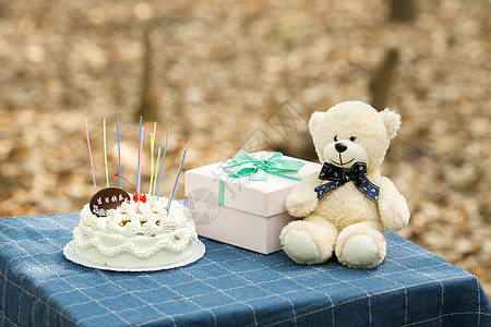 儿童礼物生日蛋糕和玩具礼物背景
