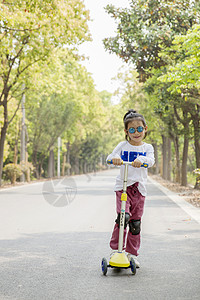 女孩在玩滑板车高清图片