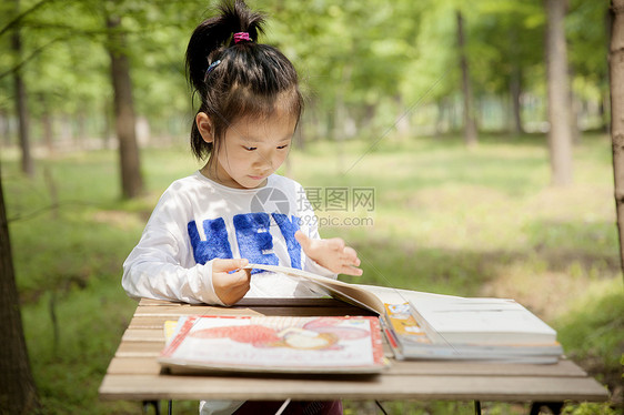 女孩在认真学习阅读图片