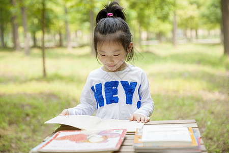 认真学习的女孩女孩在认真学习阅读背景