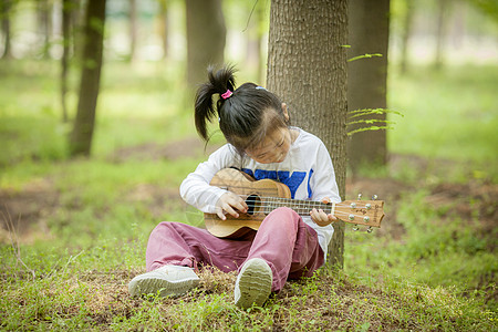 玩音乐的女孩女孩在森林里弹尤克里里背景