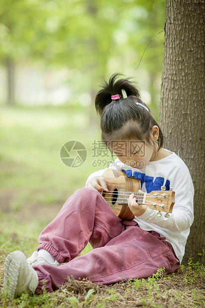 女孩在森林里弹尤克里里图片