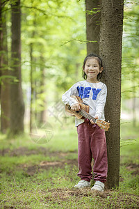 女孩在森林里弹尤克里里背景