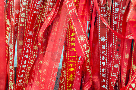 寺庙里祈福的红丝带图片