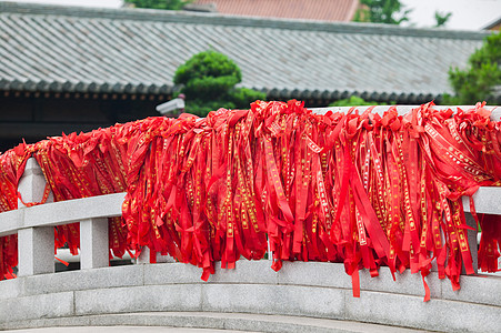 寺庙里祈福的红丝带背景图片