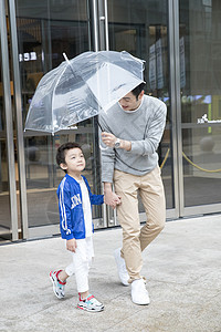 帮儿子打伞的父亲图片