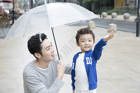 帮儿子打伞的父亲图片