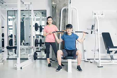 健身房力量训练器械健身男女图片