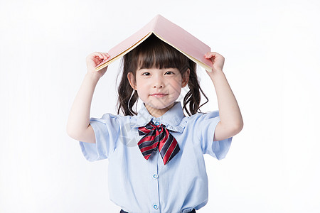 女孩捂脸的形象儿童小女孩教育形象手持书本学习背景