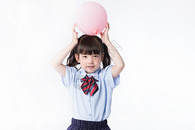 小女孩儿童学生手拿气球图片