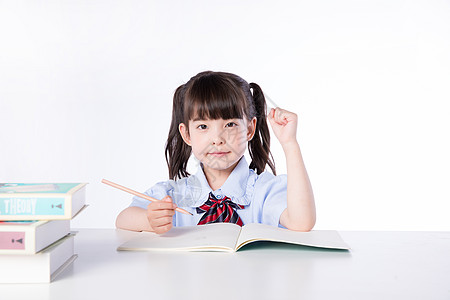 课桌上的学生小女孩儿童课桌上学习教育背景