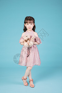 小女孩儿童节手持玩具熊背景图片