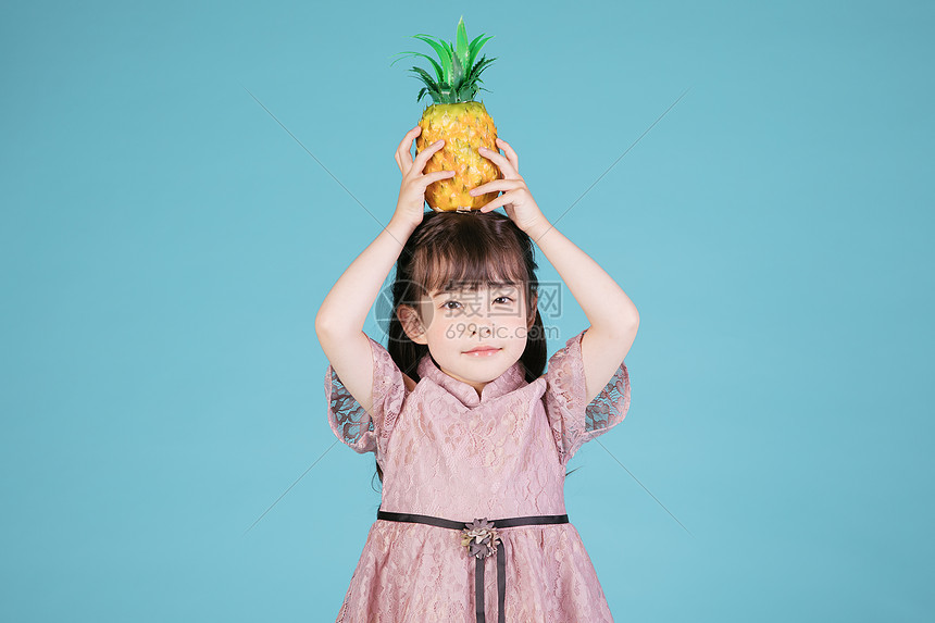 小女孩儿童节头顶菠萝玩具图片