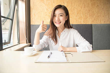 商务女性咖啡馆办公背景