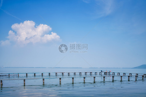 武汉东湖蓝天白云下的凌波门栈桥图片