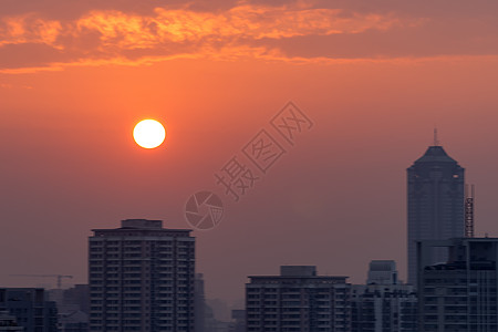 天空分层日落景观下的城市图片